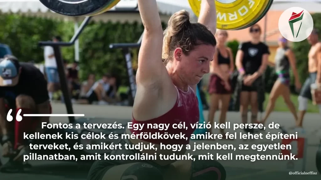 Simon Réka funkcionális fitnesz versenyző súlyt emel egy versenyen